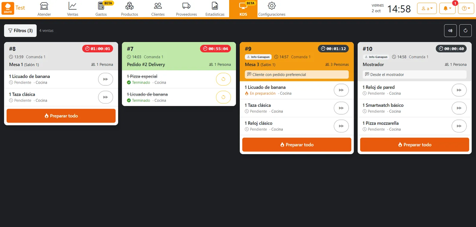 KDS con cuatro tarjetas: dos en gris con productos pendientes, una en naranja en preparación y una en verde con todo terminado, cada una con su reloj y el botón Preparar todo